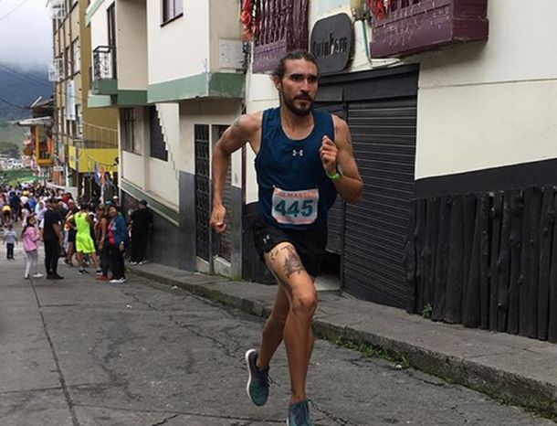 VIDEO: Escándalo con un corredor que pateó violentamente a un perro durante una competencia
