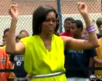 Furor en Internet por el estilo de baile de Michelle Obama