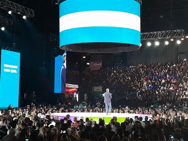 Sergio Massa y Leandro Santoro cerraron la campaña en la Ciudad con un llamado a entrar al balotaje