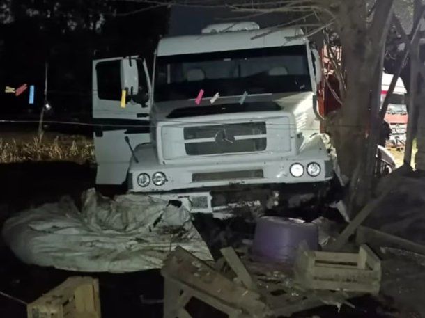 La Plata: un camión se incrustó en una casa y casi provoca una tragedia