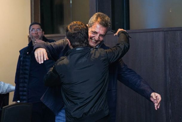 La foto de la unidad: el abrazo de Sergio Massa y Axel Kicillof tras conocerse los resultados