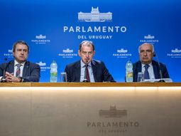 Cabildo Abierto sigue generando tensiones al interior de la coalición del gobierno uruguayo encabezado por Luis Lacalle Pou. Cabildo Abierto sigue generando tensiones al interior de la coalición del gobierno uruguayo encabezado por Luis Lacalle Pou.