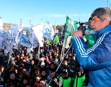 Camioneros acordó una suba salarial del 30% y un bono a fin de año