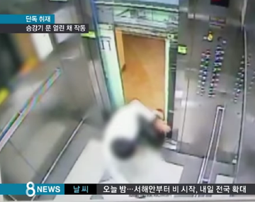 Un ascensor casi lo corta por la mitad