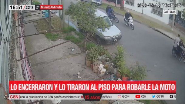 Violento robo en Castelar: lo encerraron y lo tiraron al piso para quitarle la moto 