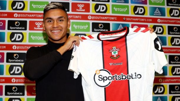 Charly Alcaráz fue presentado en Southampton