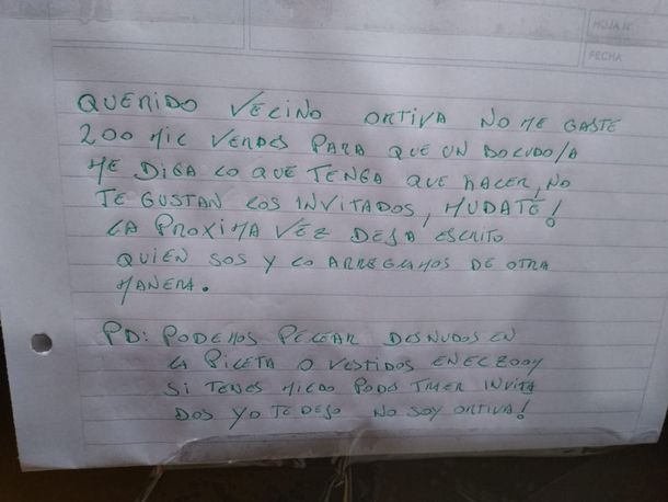 Los vecinos se quejaron por una fiesta que hizo y él los invitó a pelear desnudos en la pileta