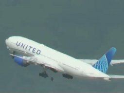 Video: un avión Boeing perdió una rueda en pleno despegue