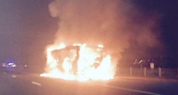 Se incendió colectivo en autopista Buenos Aires-La Plata: no hubo heridos