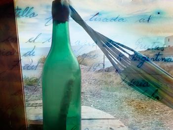 De película: encontró un mensaje en una botella en la playa escrito hace 44 años