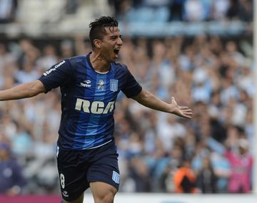 Diego González desvió un remate de Luciano Aued y así marcó el primer gol de Racing ante Arsenal en Avellaneda