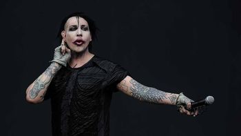 marilyn manson colapso en el escenario durante un show marilyn manson colapso en el escenario durante un show