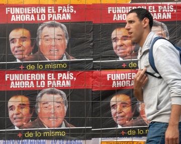 Empapelaron la Ciudad con afiches contra el paro