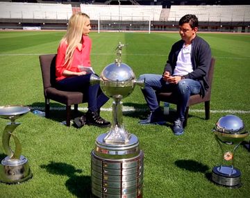 Gallardo posó con las copas internacionales