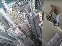 Hace pruebas con una bici en la cornisa de un edificio Hace pruebas con una bici en la cornisa de un edificio