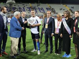 Gabriel Batistuta volvió a jugar: hizo tres goles y lloró de emoción al ser reconocido ciudadano de honor de Florencia Gabriel Batistuta volvió a jugar: hizo tres goles y lloró de emoción al ser reconocido ciudadano de honor de Florencia