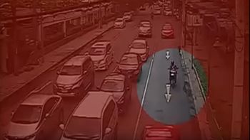 Un poste de luz cayó sobre la cabeza de una motociclista y la mató Un poste de luz cayó sobre la cabeza de una motociclista y la mató