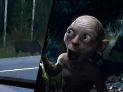 ¿Es Gollum?: filman a una extraña criatura acechando a un alce en un bosque