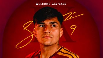 santi castro fue presentado en la roma: compartira plantel con dybala y soule santi castro fue presentado en la roma: compartira plantel con dybala y soule