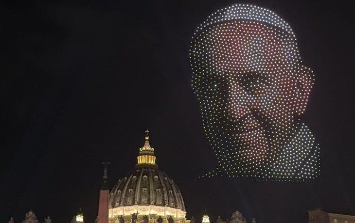 Miles de drones iluminaron el Vaticano para homenajear al papa Francisco