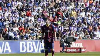 con messi, el barcelona jugo mal, perdio con valladolid y no llego a la cima con messi, el barcelona jugo mal, perdio con valladolid y no llego a la cima