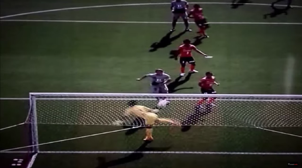 El Higuita japonés: arquero logra evitar un gol con una espectacular acrobacia