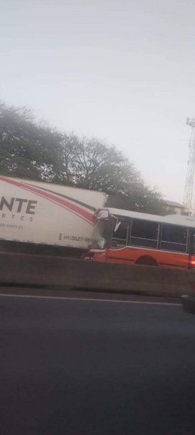 Accidente en la avenida General Paz: choque entre un micro escolar y un camión deja al menos 15 heridos