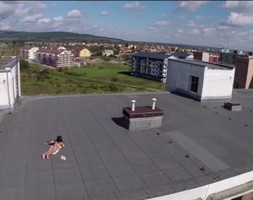 Cómo reacciona una mujer cuando la espían con un drone tomando sol