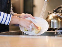 La manera de lavar vasos y platos para dejarlos impecables: como es el truco con sal y bicarbonato La manera de lavar vasos y platos para dejarlos impecables: como es el truco con sal y bicarbonato