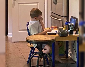 La foto de un nene llorando en clase virtual que se hizo viral