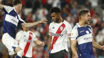 el fuerte posteo de miguel borja tras su penal errado en la derrota de river ante gimnasia el fuerte posteo de miguel borja tras su penal errado en la derrota de river ante gimnasia