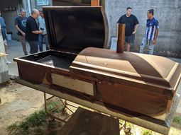 un brindis poco convencional: el asado de fin de ano en una fabrica de ataudes que es viral un brindis poco convencional: el asado de fin de ano en una fabrica de ataudes que es viral