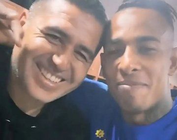 El polémico abrazo entre Riquelme y Villa para Instagram