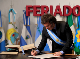 Javier Milei firmó el decreto 614/2025 y habrá solo dos feriados en 136 días que encima no se trasladarán Javier Milei firmó el decreto 614/2025 y habrá solo dos feriados en 136 días que encima no se trasladarán
