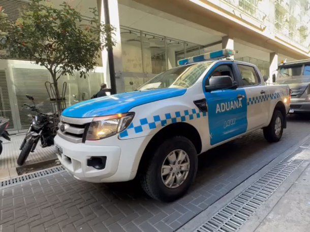 La Aduana allanó 18 bancos por una fuga millonaria en dólares