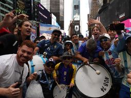 banderazo argentino en time square en la previa al choque contra chile banderazo argentino en time square en la previa al choque contra chile