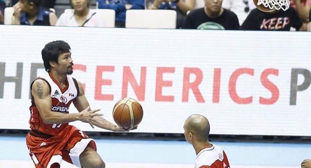 Un todoterreno: una estrella del boxeo debutó en el básquet profesional