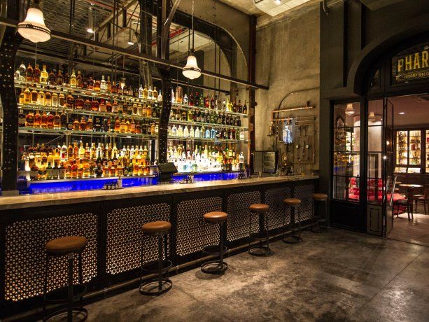 Escrachan a un bar ambientado como subte de Nueva York por cobrar un sánguche de milanesa a $2 mil