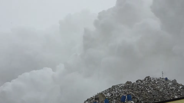 Escaladores logran capturar el momento en el que comienza una devastadora avalancha