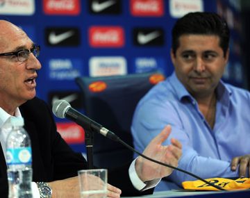Cancelan una conferencia de Angelici y Bianchi por la ida de Riquelme