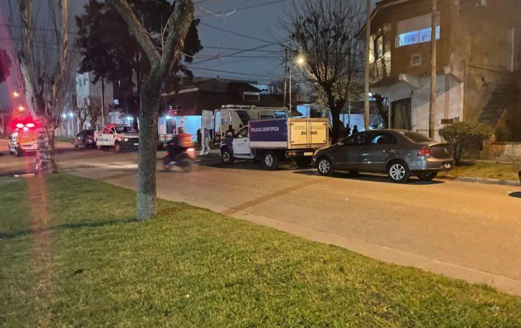 Un motociclista se cortó el cuello con un cable que atravesaba una calle