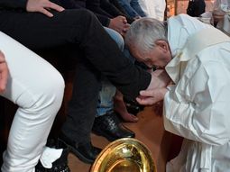 El papa rancisco lavó los pies de doce presos, entre ellos un argentino El papa rancisco lavó los pies de doce presos, entre ellos un argentino