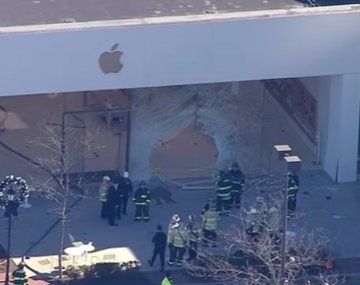 Estados Unidos: chocó contra una Apple Store en Boston y mató a una persona