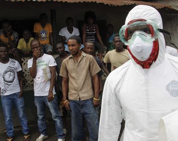 Los cuerpos sin vida con ébola se amontonan en Sierra Leona por un paro