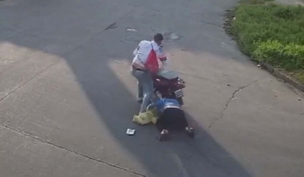 VIDEO: Un motochorro golpeó y arrastró por el asfalto a una mujer para intentar robarle