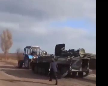VIDEO: Granjero ucraniano se llevó un tanque ruso remolcándolo con su tractor