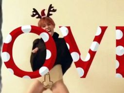 una foto navidena de miley cyrus genera polemica una foto navidena de miley cyrus genera polemica