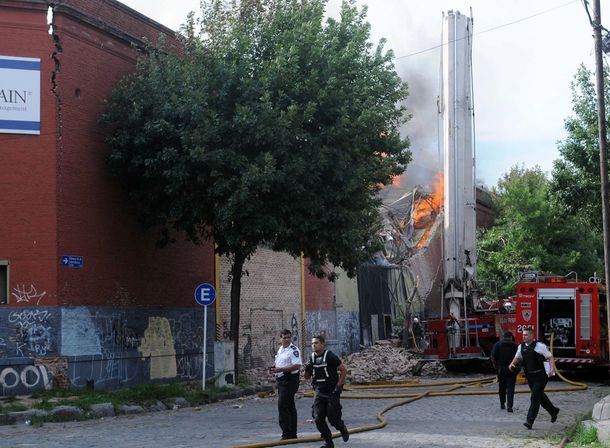 Se incendió y derrumbó un depósito en Barracas: ascienden a nueve los muertos