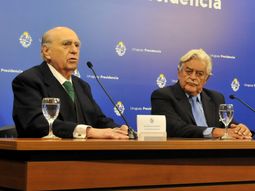 Julio María Sanguinetti y Luis Alberto Lacalle Herrera destacaron la figura de Danilo Astori. Julio María Sanguinetti y Luis Alberto Lacalle Herrera destacaron la figura de Danilo Astori.