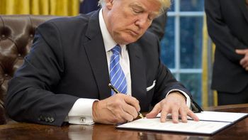 Donald Trump firmó decreto para construir muro con México Donald Trump firmó decreto para construir muro con México